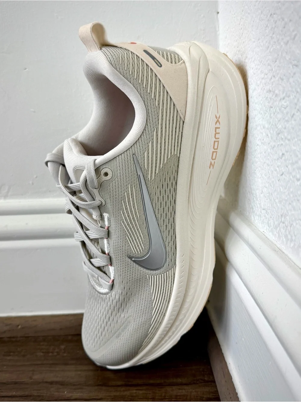 NEW Nike Vomero 18 Light Bone Metallic Silver HM6804-012 Women’s Size 8.5